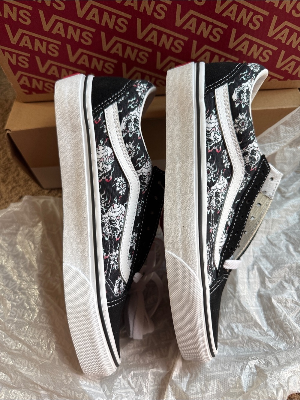 Women’s US 6.5 Vans Old Skool Black, White & Red Accent Skate Sneakers - Picture 4 of 7
